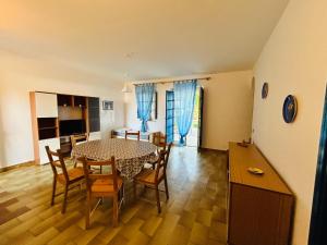 a kitchen and dining room with a table and chairs at Villa Teti - Sicilia in Campofelice di Roccella