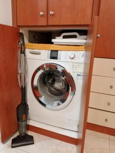 a washer and dryer in a kitchen at ΚΝΗΜΙΣ Apartment in Agios Konstantinos