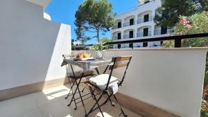 a table and chairs on a balcony with a building at Venti del Sud in Vieste