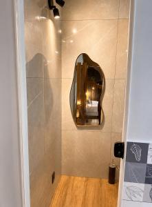 a bathroom with a mirror and a shower at Studio Shogun Vista, Ar, Vaga 5 min do mar in Ilhabela