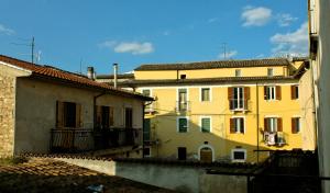 蘇爾莫納的住宿－Casa Vacanze La Rocca，一组彼此相邻的建筑物