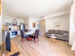 a living room with a table and chairs and a couch at Regina del Mare in Slatine