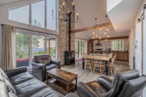 a living room with a couch and chairs and a table at Käbane Nova - La Chaleureuse in Baie-Saint-Paul