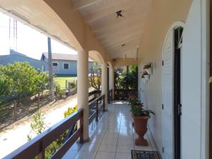 an empty porch of a house with a balcony at Quartos na Montanha in Siderópolis