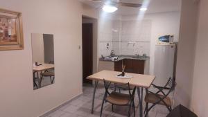 a kitchen with a table and chairs and a refrigerator at Apart Hotel Costanera Colon in Colón +21 photos