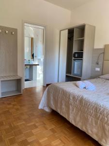 a bedroom with a bed and a kitchen in a room at AMLÈ in Papozze