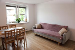 a living room with a couch and a table at Domek w Starym Mieście in Stare Miasto