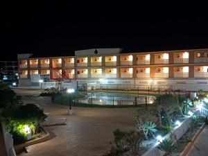 a large building with a courtyard at night at Apartamento ELIDE in Costa Del Silencio