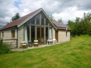 a small house with a picnic table in front of it at 1 Bed in Somerton oc-asher in Compton Dando