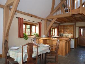 a kitchen with a table and chairs in a room at 1 Bed in Somerton oc-asher in Compton Dando