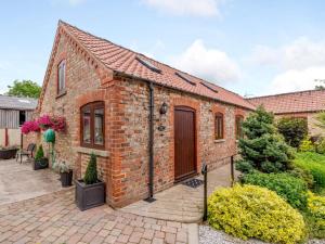an image of a brick house with a courtyard at 1 Bed in York oc-83265 in High Catton