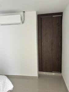 a bedroom with a door in the corner of a room at El Encanto in Valledupar
