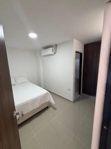 a small bedroom with a bed and a closet at El Encanto in Valledupar