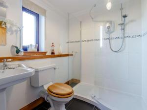 a bathroom with a toilet and a shower and a sink at 2 Bed in Perth oc-86059 in Forgandenny +15 photos