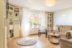 a living room with a couch and a table at Lieblingsplatz in Lathen +16 photos