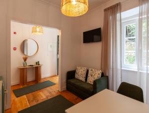 a living room with a couch and a window at Santos da Vila in Sintra