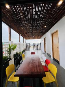 a conference room with a wooden table and chairs at Homestay Ninh Chữ in Thanh Hải
