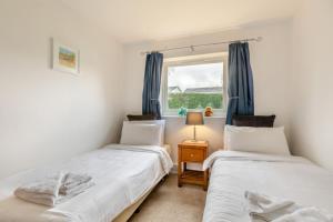 two twin beds in a room with a window at 2 Bed in Brixham oc-f28884 in Brixham