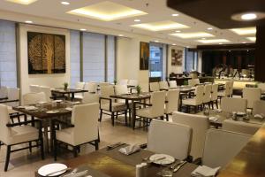 Restoran atau tempat lain untuk makan di Country Inn & Suites by Radisson, Bhiwadi