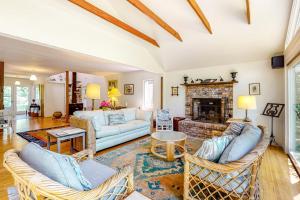 ein Wohnzimmer mit zwei Sofas und einem Kamin in der Unterkunft Hillside Oak in Chilmark