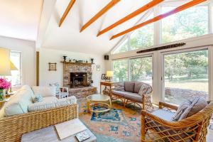 ein Wohnzimmer voller Möbel und einem Kamin in der Unterkunft Hillside Oak in Chilmark