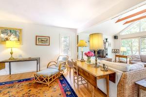 ein Wohnzimmer mit Sofa und Tisch in der Unterkunft Hillside Oak in Chilmark + 25 Fotos