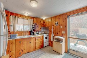 a kitchen with wooden cabinets and a stove top oven at Villa Fairview in South Dennis