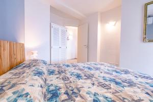 a bedroom with a bed with a colorful comforter at Tra il Borgo e il Mare - Bel Horizonte in Capoliveri