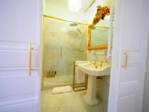 a bathroom with a sink and a shower at NOUVEAUTE JUILLET 2026 Le BALCON DE L OPERA in Vichy +51 photos