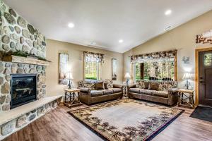 ein Wohnzimmer mit Steinkamin und Sofas in der Unterkunft The Deer in Conover