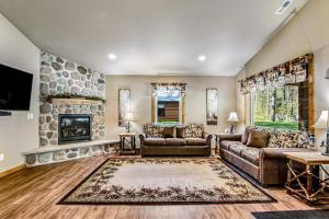 ein Wohnzimmer mit Sofa und Kamin in der Unterkunft The Deer in Conover