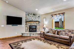 ein Wohnzimmer mit Sofa und Kamin in der Unterkunft The Deer in Conover