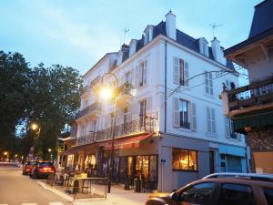 a white building on a city street at night at NOUVEAUTE JUILLET 2026 Le BALCON DE L OPERA in Vichy