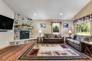 a living room with a couch and a fireplace at The Bear in Conover