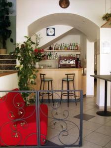 een restaurant met een bar met krukken en een klok bij Hotel Trinidad in Rimini