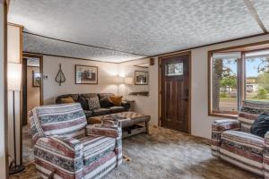 a living room with two chairs and a couch at The Trail Hub in Mercer