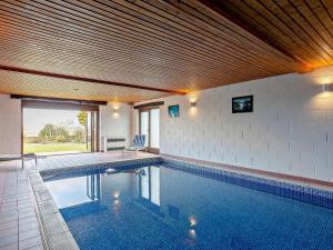 a large swimming pool in a house with at 2 Bed in Holmfirth oc-emley in New Mills