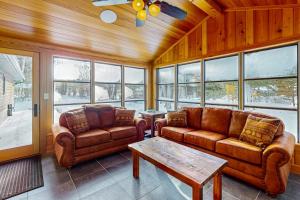 ein Wohnzimmer mit zwei Ledersofas und einem Couchtisch in der Unterkunft Seasons Pass in Eagle River