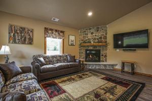 a living room with a couch and a fireplace at The Beaver in Conover