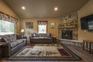 a living room with a couch and a fireplace at The Beaver in Conover