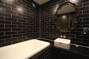 Koupelna v ubytování SOYU Hotel