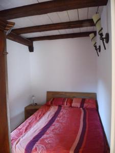 a bedroom with a bed with a red comforter at Ferienwohnung Dähne in Allagen