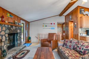 ein Wohnzimmer mit Sofa und Kamin in der Unterkunft Equanimity in Eagle River