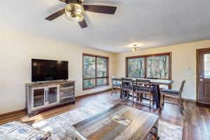 ein Wohnzimmer mit Esstisch und Fernseher in der Unterkunft Mitchell Point Cottage in Eagle River