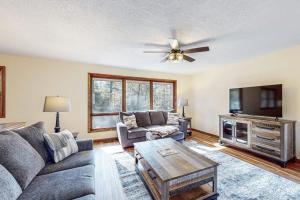 ein Wohnzimmer mit Sofa und Fernseher in der Unterkunft Mitchell Point Cottage in Eagle River