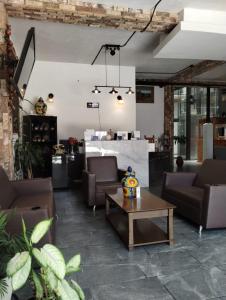 a living room with couches and a coffee table at Hotel CHOLOA in Cholula