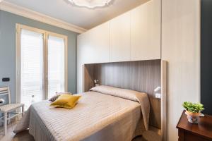 a bedroom with a large bed with a wooden headboard at Casa Amica in Avola