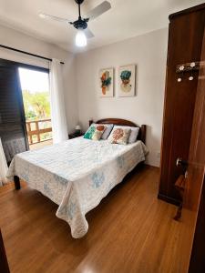 a bedroom with a bed and a window at Recanto Piemont in Serra Negra +28 photos