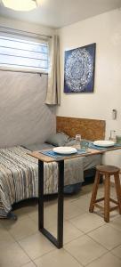 a room with a table with two plates on it at Loft #1 a una cuadra de Playa Regatas Oyster Suites in Veracruz