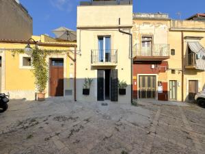 an empty street in a city with buildings at Casa Lumae in Noto